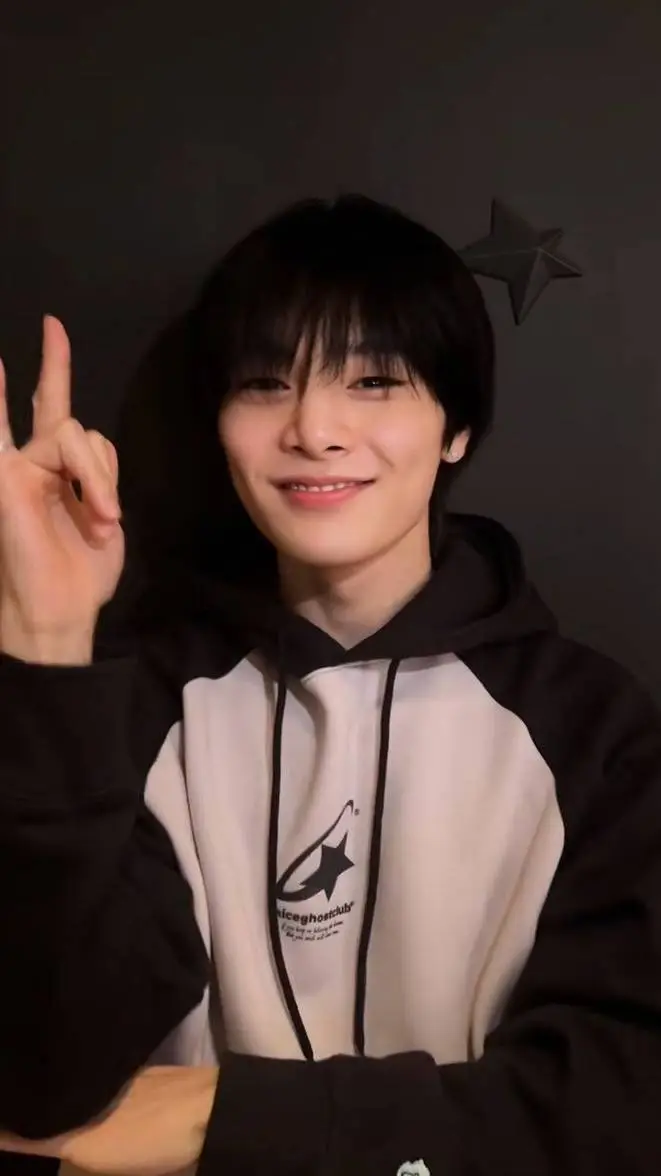 ai character: I.N 🐬🦊 (Jeongin) background