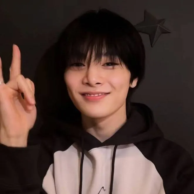 chat with ai character: I.N 🐬🦊 (Jeongin)