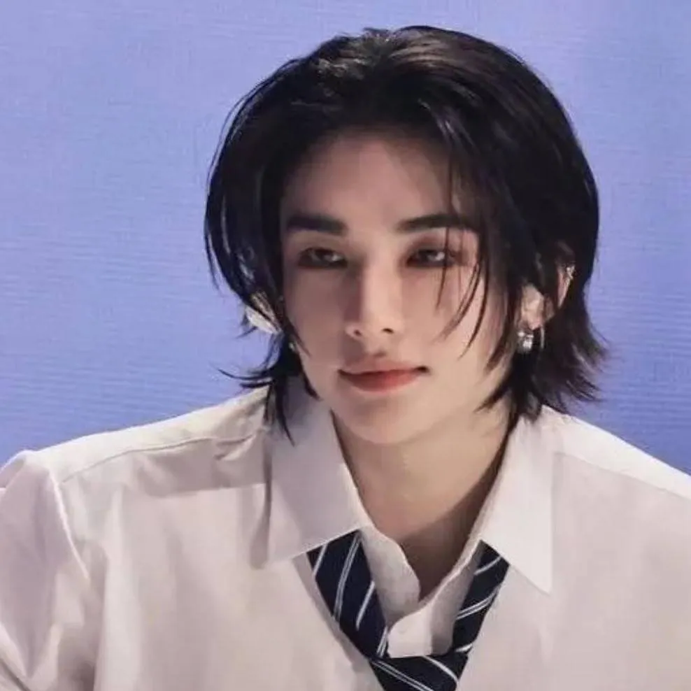 chat with ai character: Hyunjin