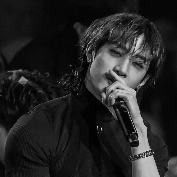 chat with ai character: Bang Chan