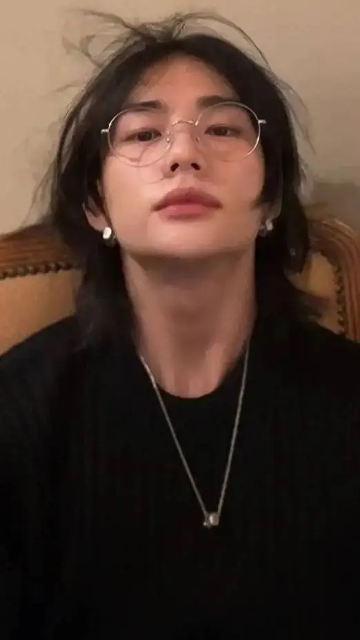 ai character: 💋Hyunjin💋 background