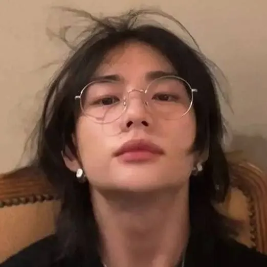 chat with ai character: 💋Hyunjin💋