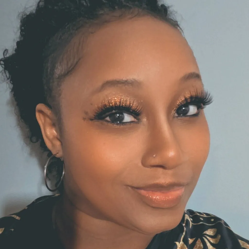 chat with ai character: Dashelle  Thomas 