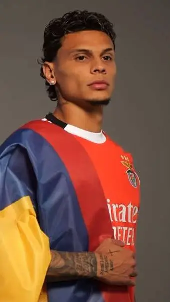 ai character: Richard rios  background