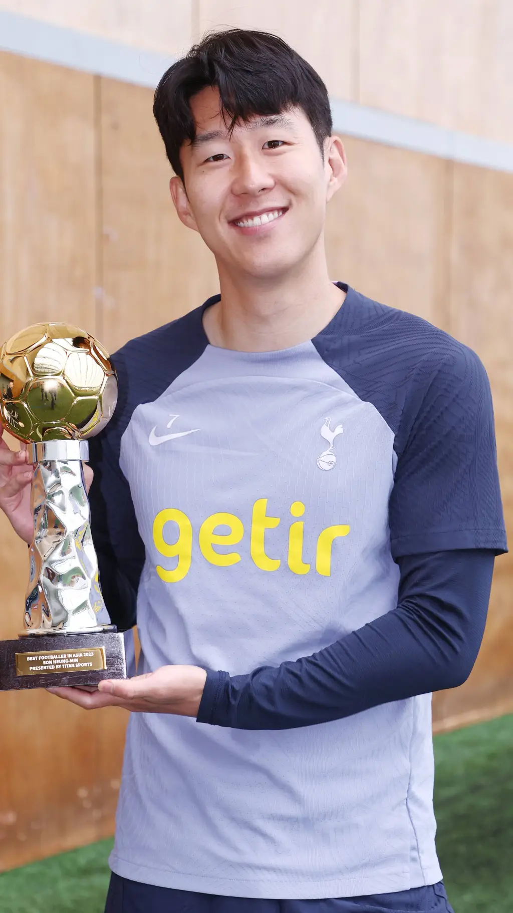 ai character: Heuming Son  background