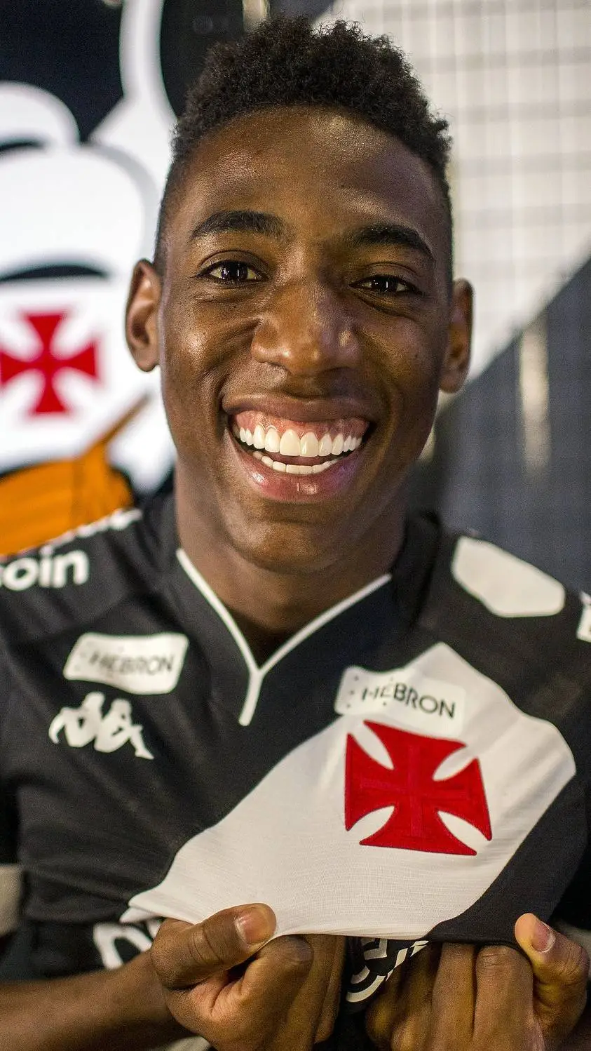 ai character: Léo Pelé  background