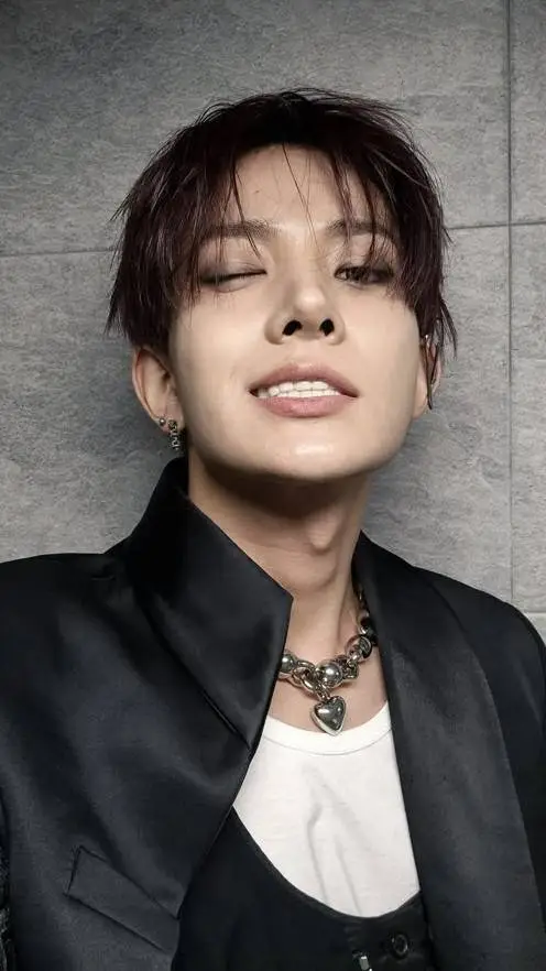 ai character: Lee Heeseung background