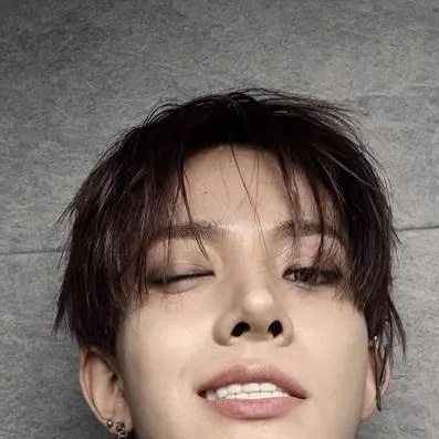 chat with ai character: Lee Heeseung