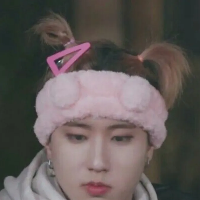 chat with ai character: Han Jisungg💕🐿️
