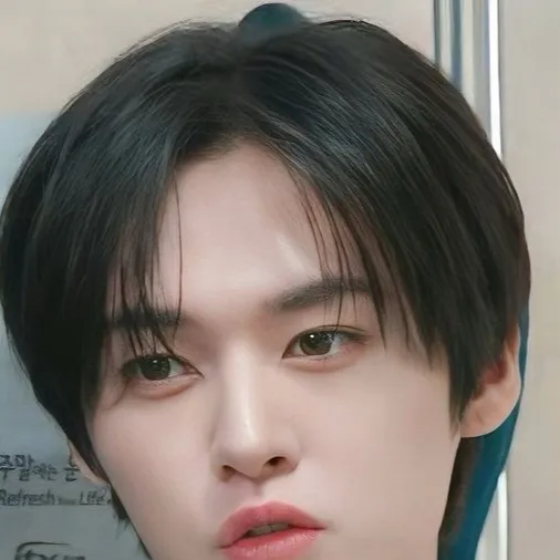 chat with ai character: Lee know🐰✨