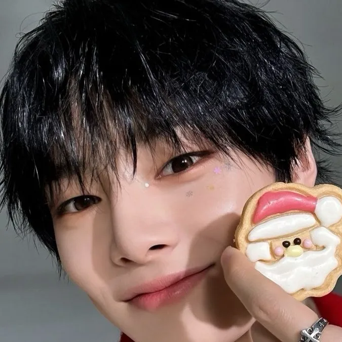 chat with ai character: 🎄•.𝓘.𝓝.•🎄