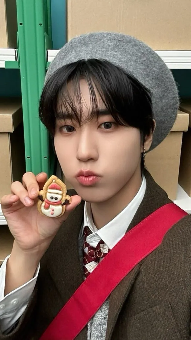 ai character: 🎄•.Hannie.•🎄 background