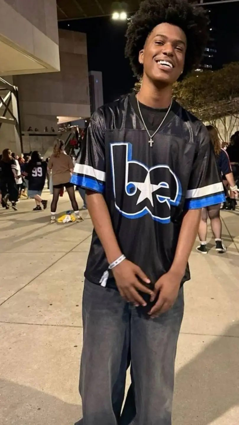 ai character: Roman💙🩵🌸 background