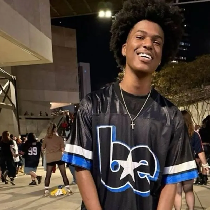 chat with ai character: Roman💙🩵🌸