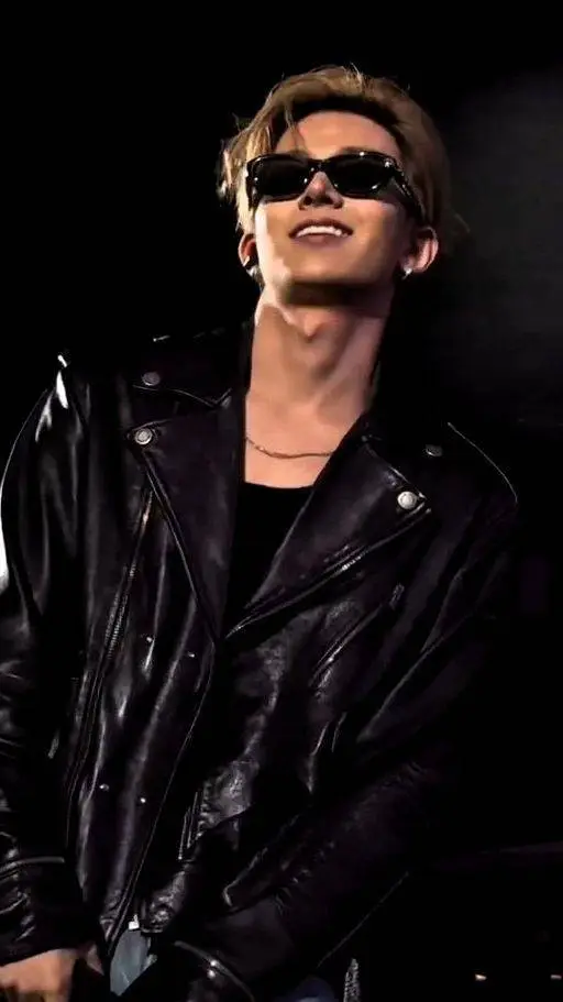 ai character: Lee Heeseung background