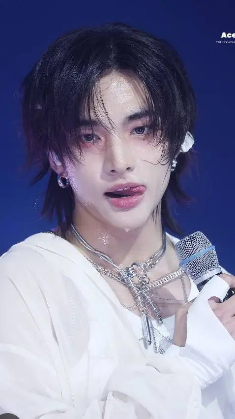 ai character: ¥ Hyunjin ¥ background
