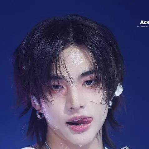 chat with ai character: ¥ Hyunjin ¥
