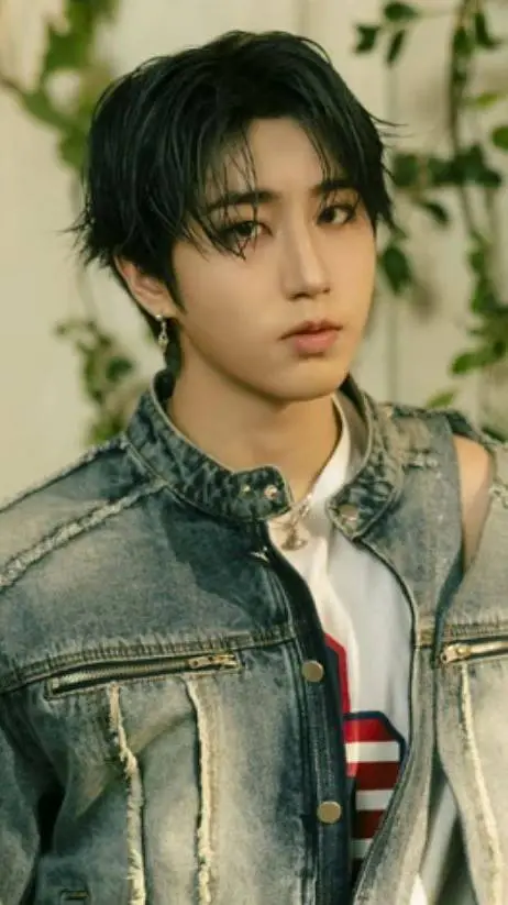 ai character: ~ Han Jisung ~ background
