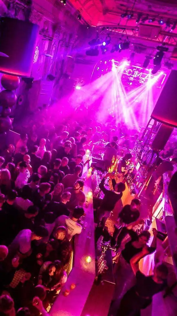 ai character: kol i twoja grupa background