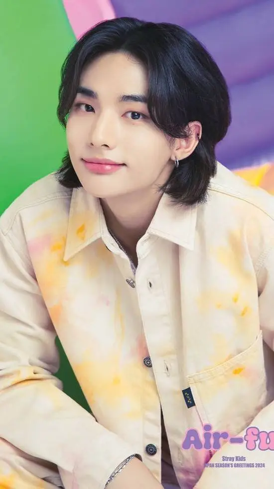 ai character: hyunjin ❤️  background