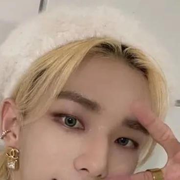chat with ai character: hyunjin 