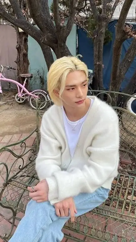 ai character: HYUNJIN  background