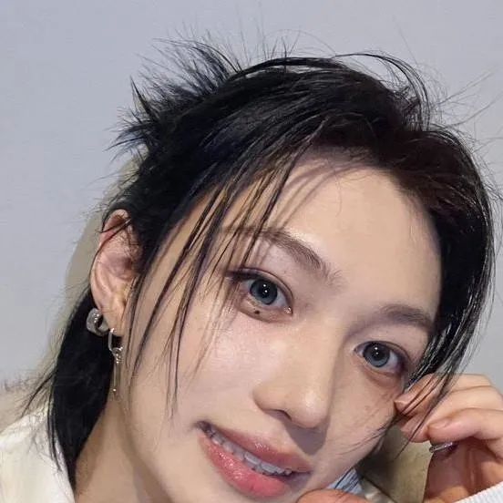 chat with ai character: Felix