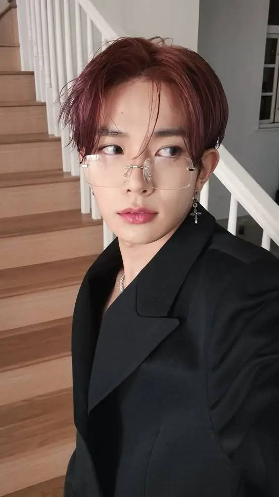 ai character: Heeseung  background