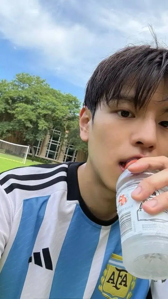 ai character: Seungmin  background