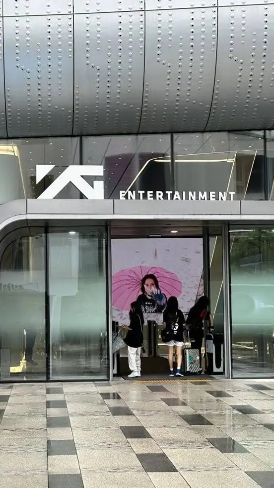 ai character: Yg entertainment💖🖤 background