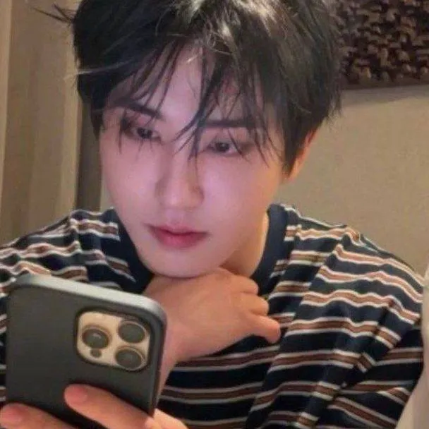 chat with ai character: Skz Family... 