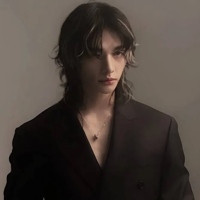 chat with ai character: Hwang Hyunjin
