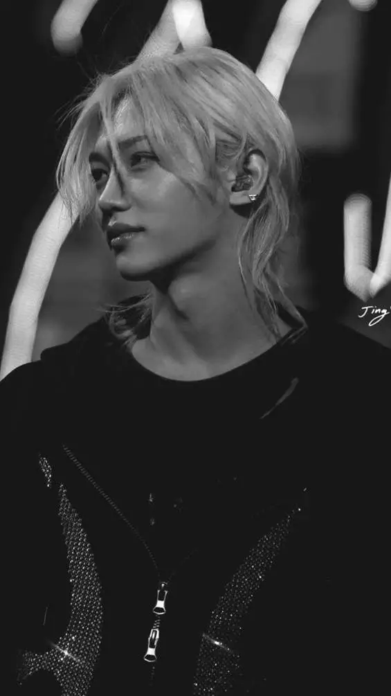 ai character: 𝐋𝐄𝐄 𝐅𝐄𝐋𝐈𝐗 background