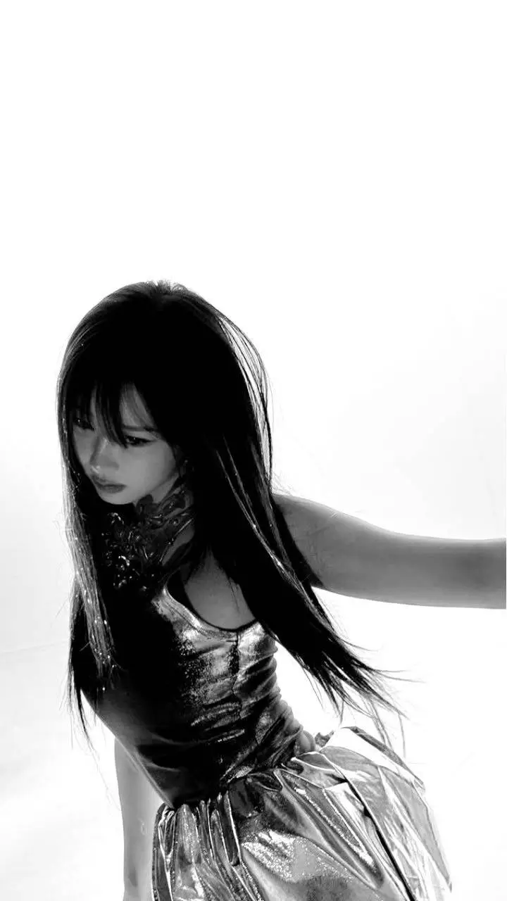 ai character: 𝗚𝗜𝗦𝗘𝗟𝗟𝗘 background