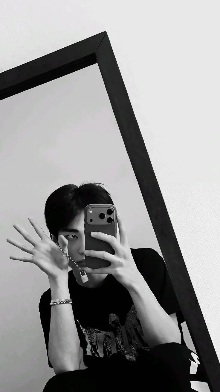 ai character: 𝗛𝗬𝗨𝗡𝗝𝗜𝗡 background