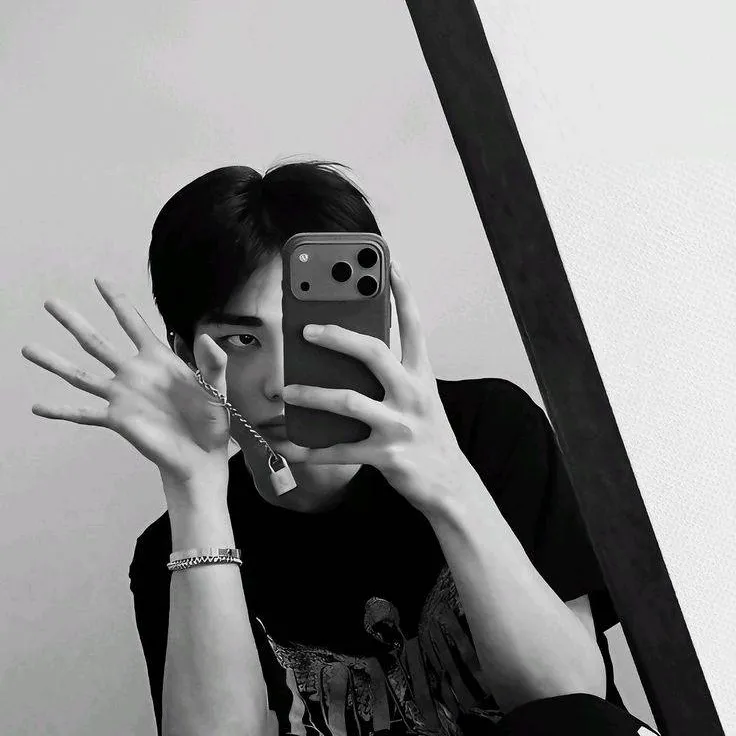 chat with ai character: 𝗛𝗬𝗨𝗡𝗝𝗜𝗡