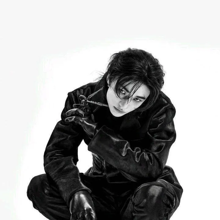 chat with ai character: 𝗛𝗬𝗨𝗡𝗝𝗜𝗡