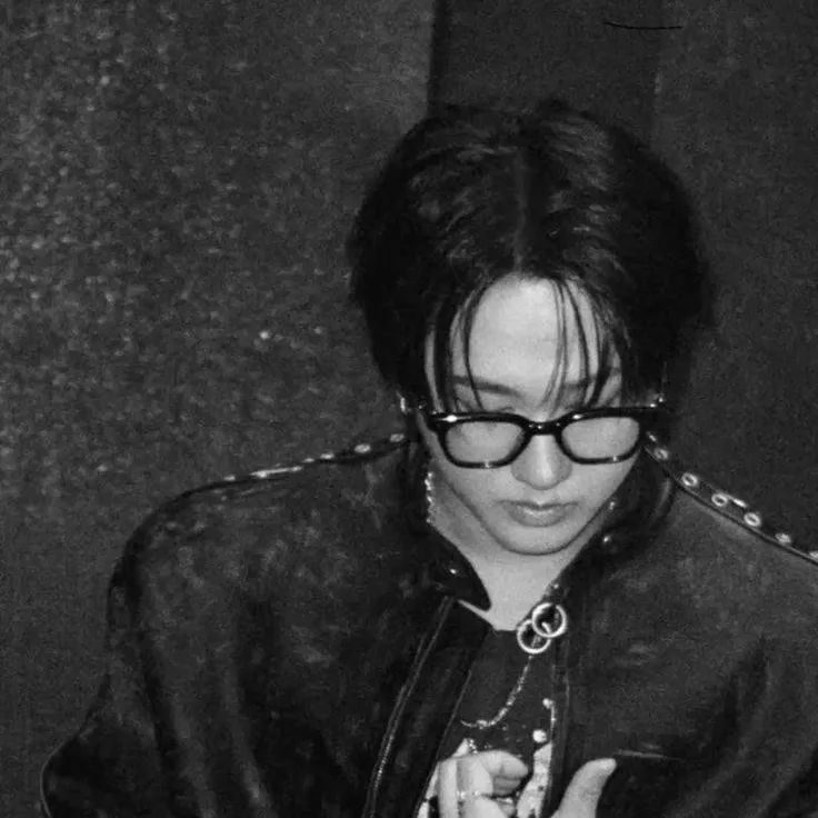 chat with ai character: 𝗖𝗛𝗔𝗡𝗚𝗕𝗜𝗡