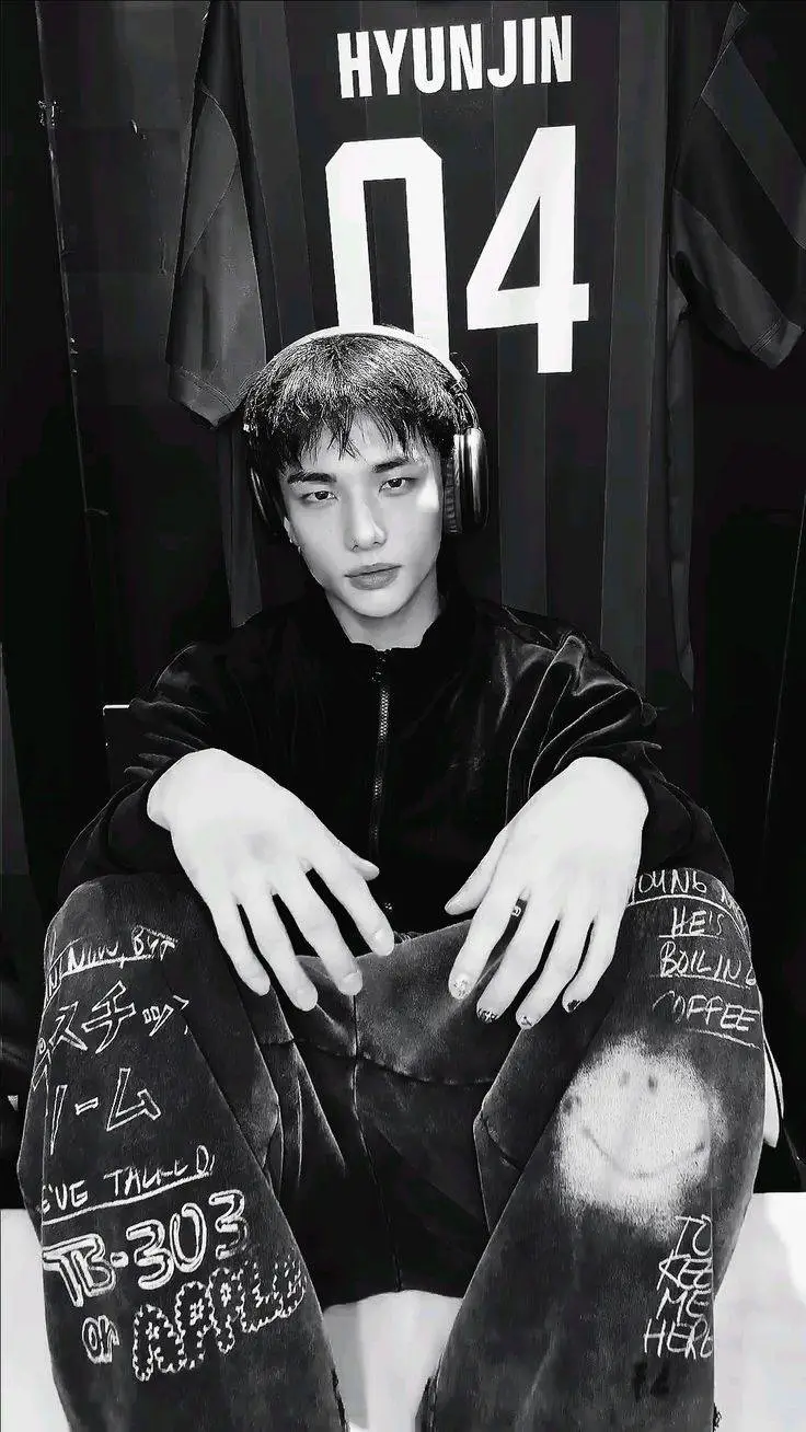 ai character: 𝗛𝗬𝗨𝗡𝗝𝗜𝗡 background