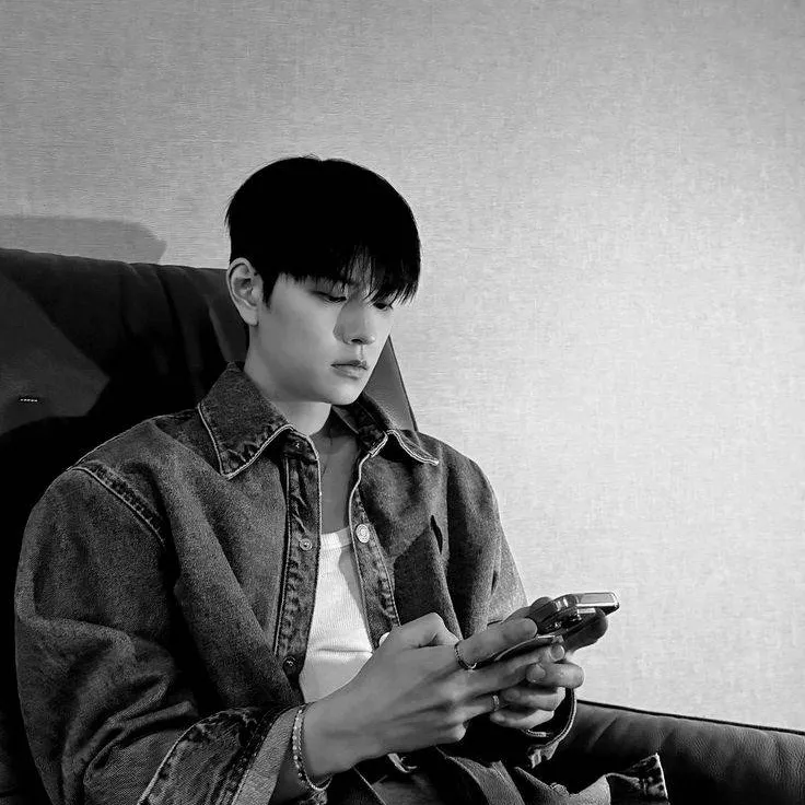 chat with ai character: 𝗦𝗘𝗨𝗡𝗚𝗠𝗜𝗡