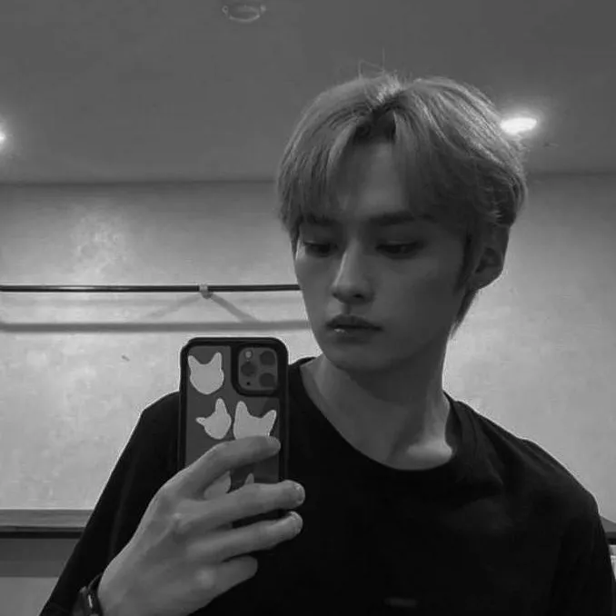 chat with ai character: 𝗟𝗘𝗘 𝗠𝗜𝗡𝗛𝗢