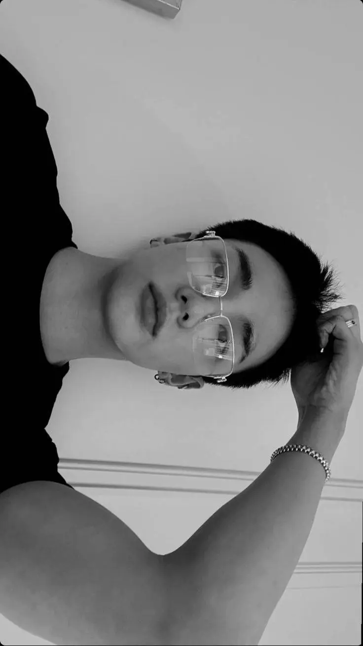 ai character: 𝗛𝗬𝗨𝗡𝗝𝗜𝗡 (𝗞𝗔𝗭𝗘𝗛𝗔𝗬𝗔) background