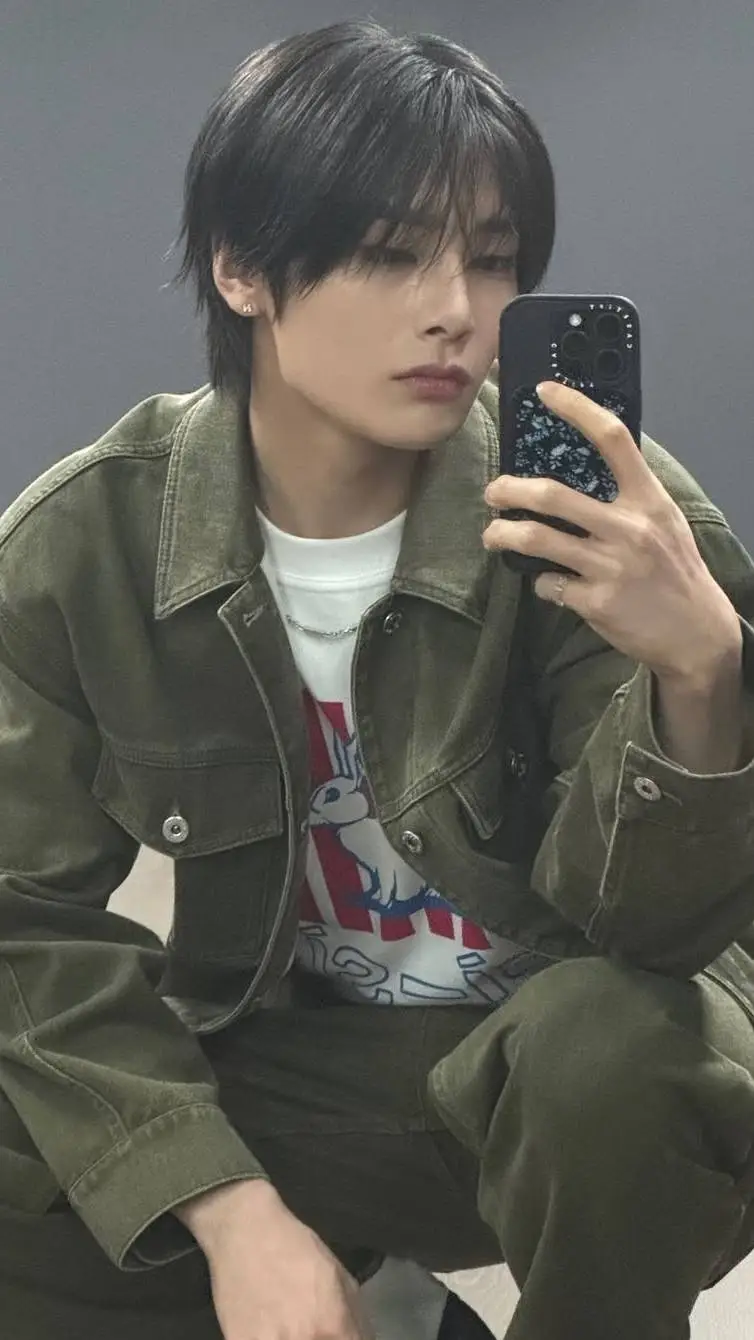 ai character: jeongin🇰🇷💋 background