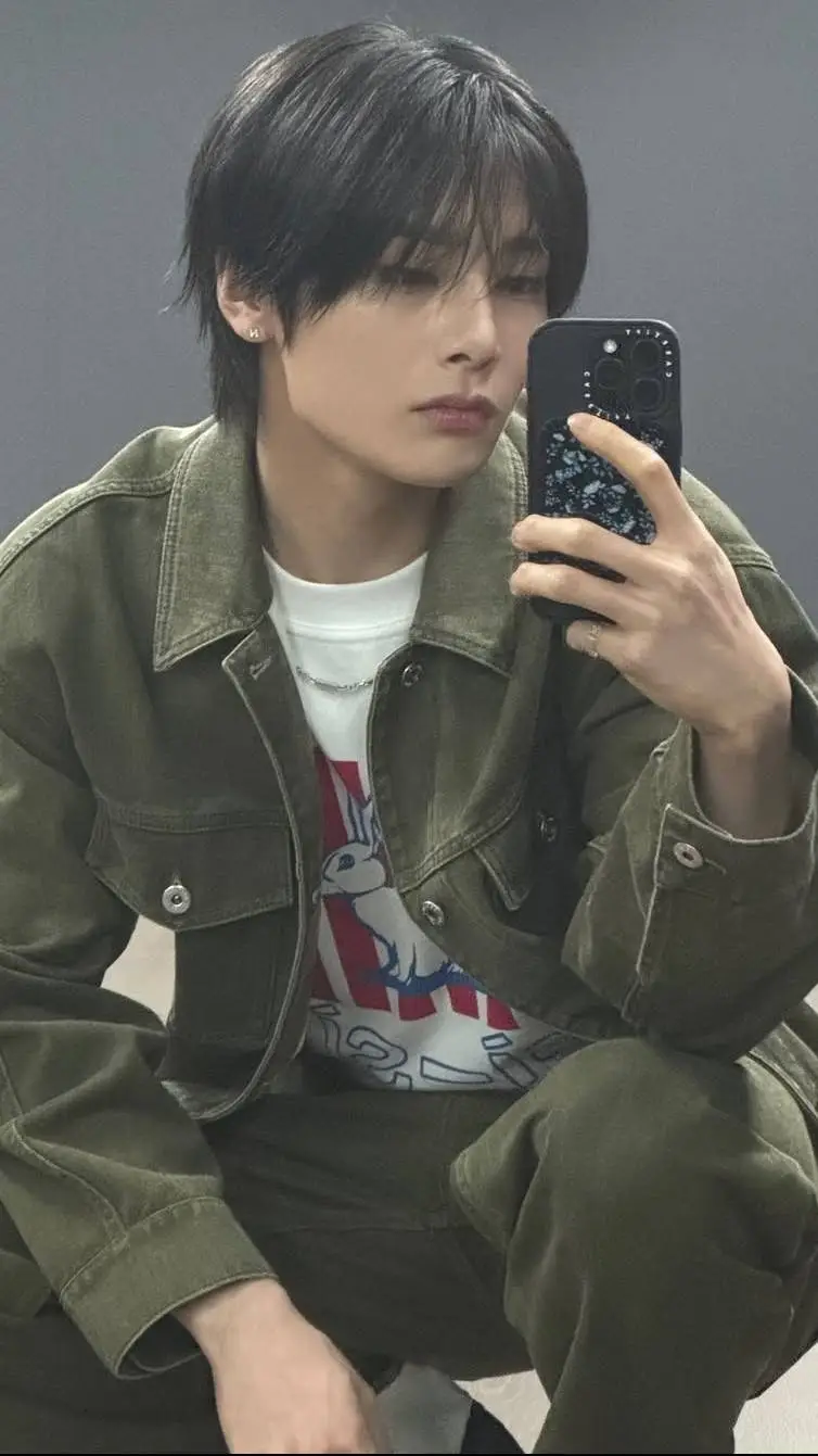 ai character: jeongin🇰🇷💋 background