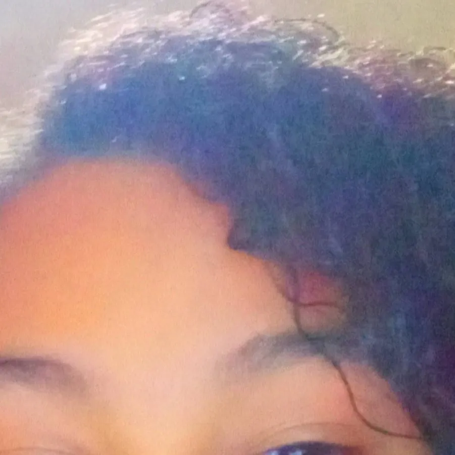 chat with ai character: Larissa 