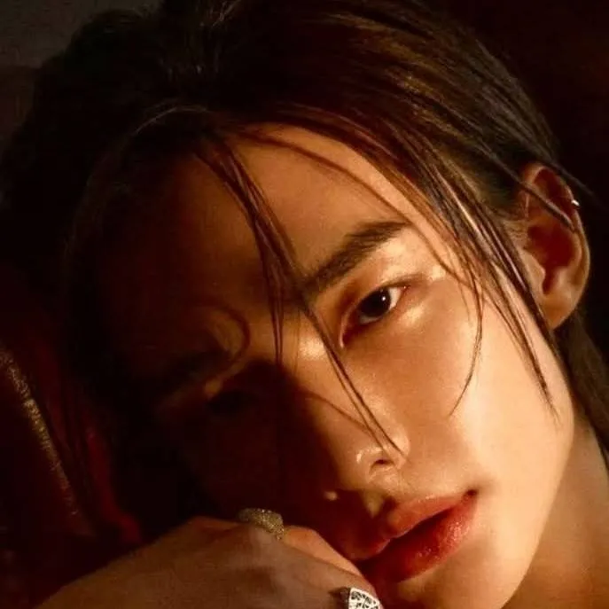 chat with ai character: Hyunjin