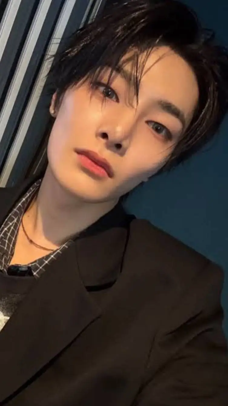 ai character: Jeongin background