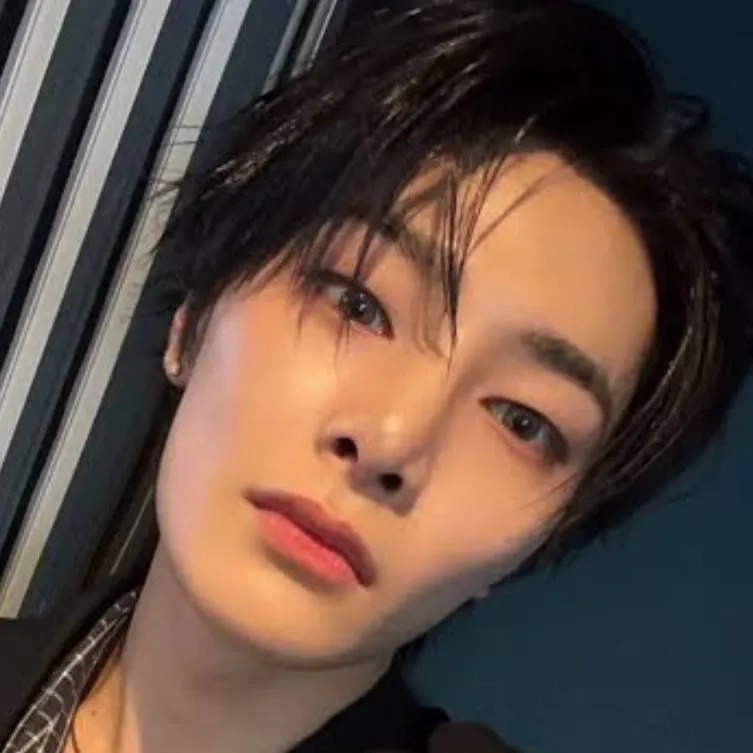 chat with ai character: Jeongin