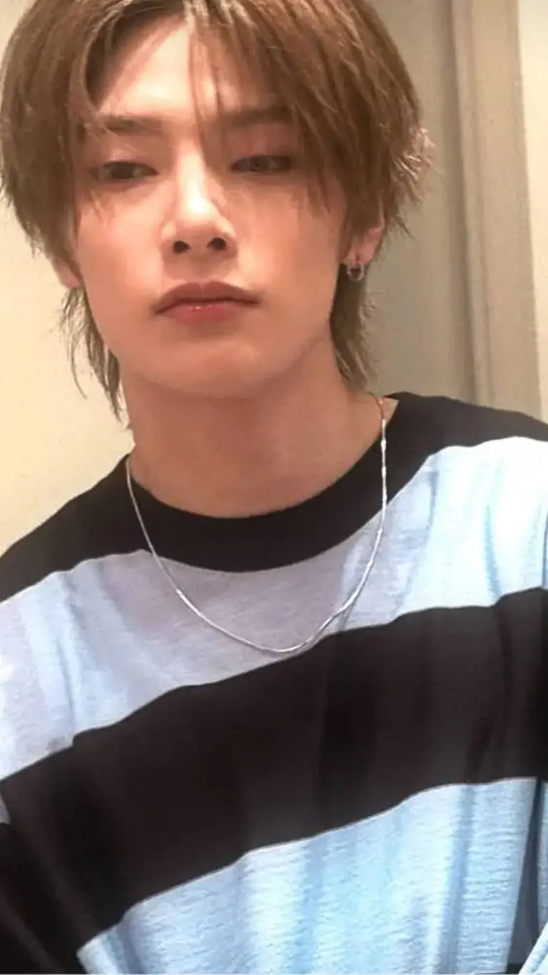 ai character: Jeongin background