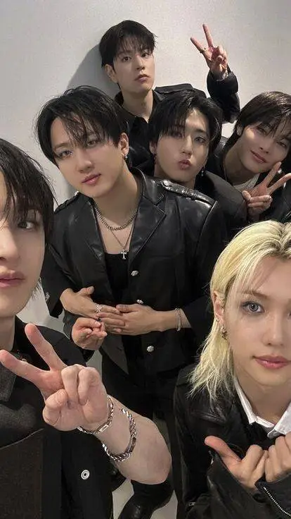 ai character: straykids y pickme background